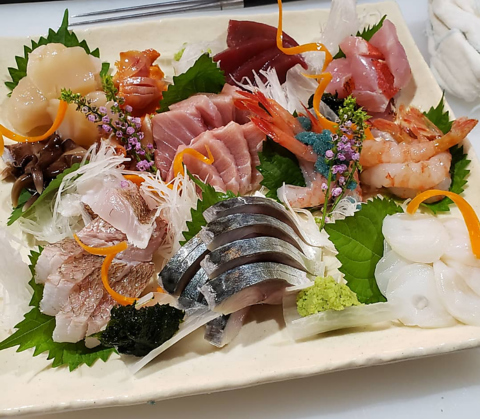 寿司や一品料理など、お酒も充実。飲み会の〆やおひとりのサク飲みにも最適な寿司屋。