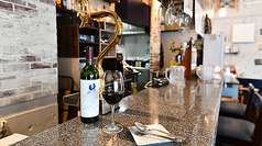 お一人様はもちろん、気のおけないご友人との語らいにも最適なカウンター席をご用意しております。シェフが腕を振るう様子を間近で見ることができ、ライブ感も楽しめます。お料理が運ばれてくるまでの時間も有意義にお過ごしいただけます。