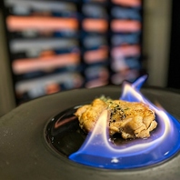 炎が立ち上る！燃えるお料理が名物！