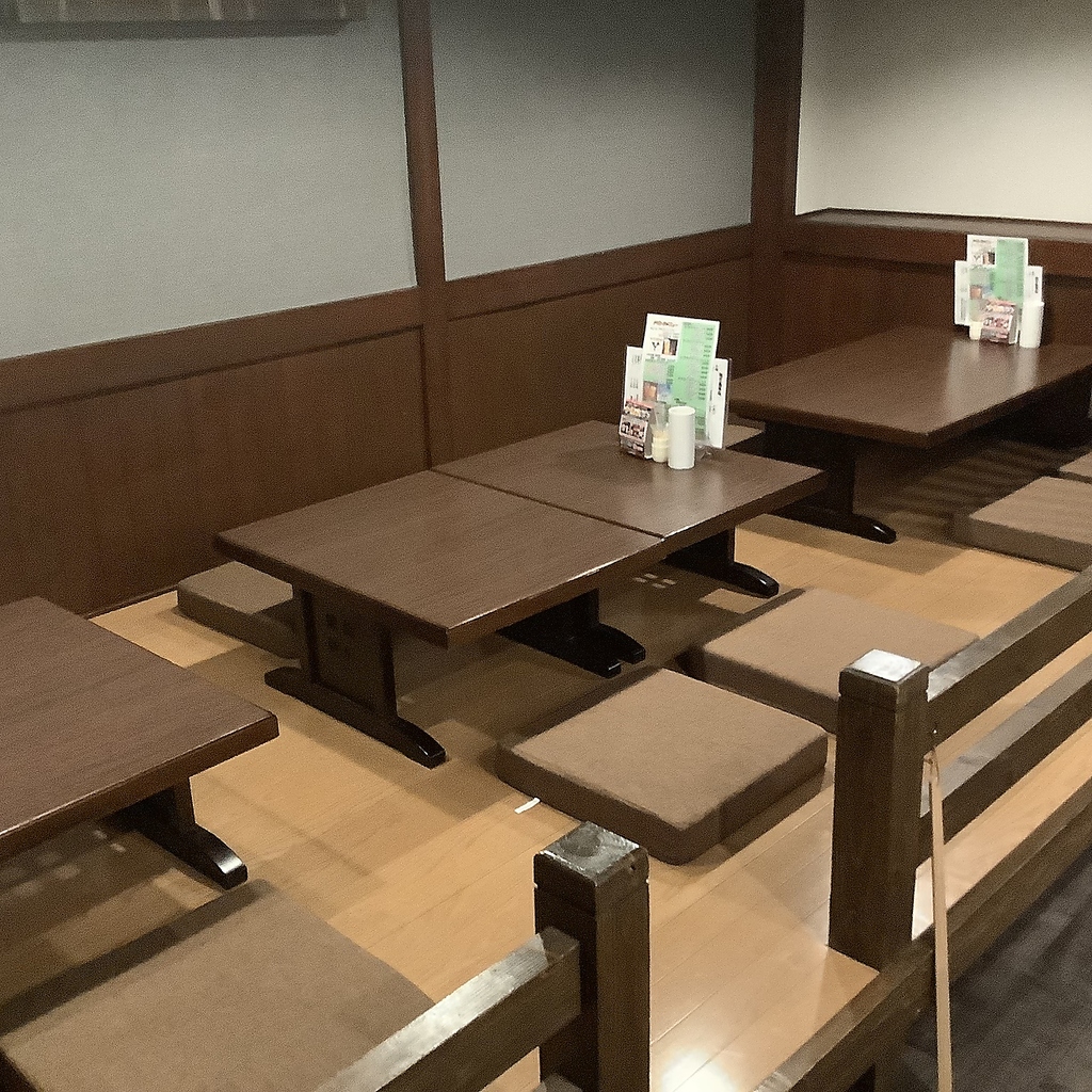 座布団を厚めで硬めの物に新調しました♪４名×３席、もしくは６名×２席でご利用頂けます。