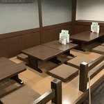 座布団を厚めで硬めの物に新調しました♪４名×３席、もしくは６名×２席でご利用頂けます。