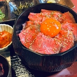 3日間丹精込めて仕込んだローストビーフは、肉の旨味が凝縮され、柔らかくジューシーな食感が特徴！