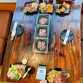 卓上に動かせる七輪が配置されているお店です。ひとりひとりに専用七輪をご用意。