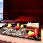 宝箱から現れるサプライズ！記念日は肉匠燈牛の特製バースデープレートで特別な思い出を。