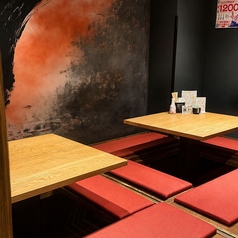 【活気溢れる中央スタンド席】お店全体の賑やかさを感じられる中央の立ち食いエリアです。スタッフの活気ある掛け声を浴びながら、江戸前風に粋にお寿司を味わえます◎少し静かな場所でゆっくりと旬の味覚を楽しみたい方におすすめのお席です！白木のデザインが落ち着きを与えてくれる、居心地の良いスペースです♪