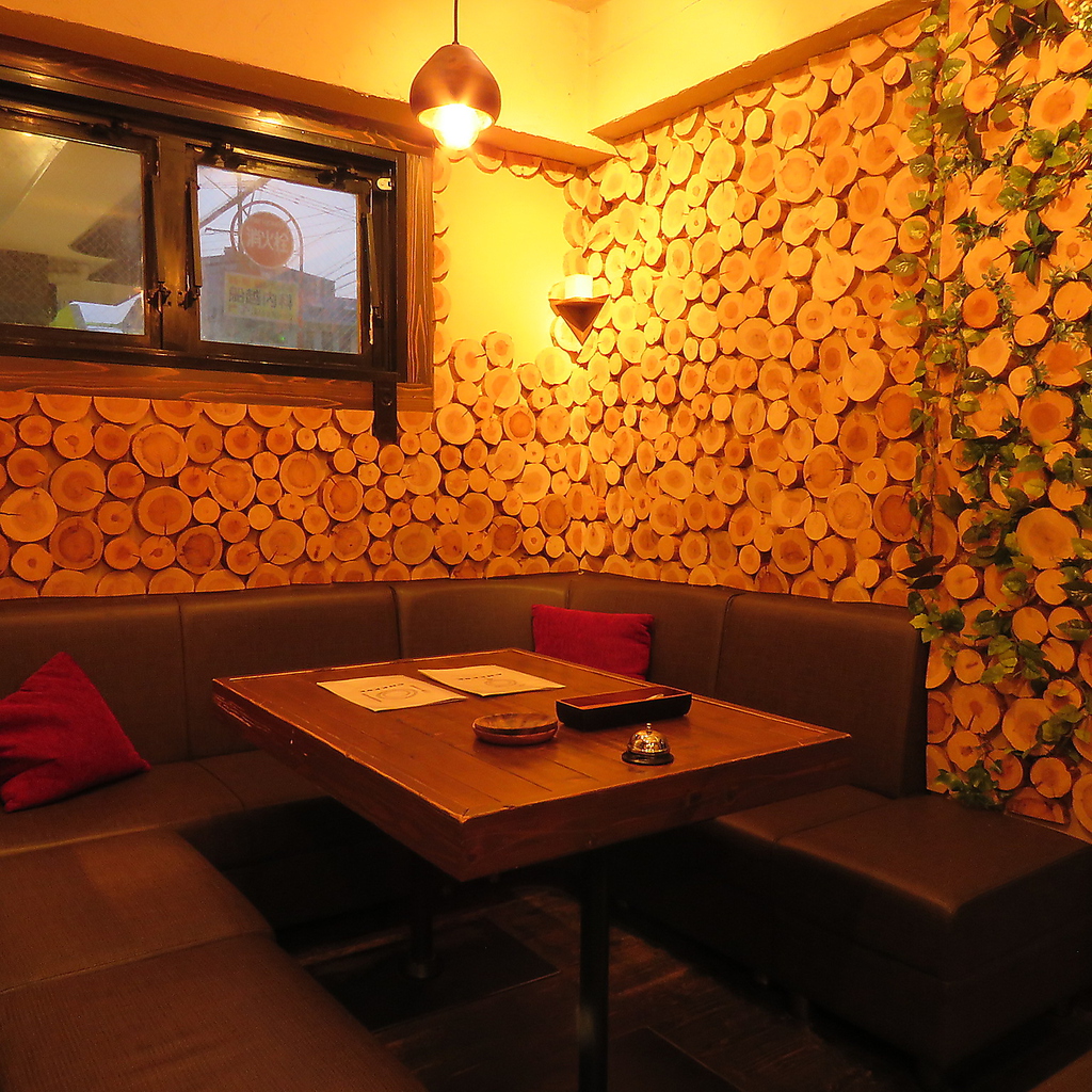 テーブル席で女子会はいかがですか？美味しいチーズ料理を堪能しながらおくつろぎください。