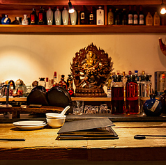 人気のカウンター席。お一人様もお気軽にお立ち寄りいただけます