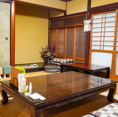 小さなお子様連れや親族の集まりでも安心して寛げる、最大8名様までのお座敷席。靴を脱いで上がる開放感と、畳の優しさがまるでおばあちゃんの家に帰ってきたような安心感を与えてくれます。プライベート感のある広々とした空間で、足を伸ばしてゆったりと団らんをお楽しみください。