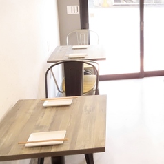 【少人数での集まり向け◎テーブル席】じっくり話したいときにはテーブル席！足元の余裕たっぷりでごゆっくりお過ごしいただけます◎飲み会や女子会などのちょっとした集まりにオススメ♪