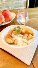 人気No.1.季節果実とブラータチーズ