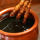 秘伝の自家製タレは、創業当時から継ぎ足し続けてきた店の宝物。旨味と香ばしさを引き立て、どの串にも深い味わいを添えてくれます。香り高いタレ焼きは一度食べるとクセになると評判。名代とりかわ大臣ならではの伝統の味を、ぜひ存分にご堪能ください。