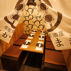 【2階】大きな暖簾で仕切る半個室は、店内でもプライベート感が高く、落ち着いて過ごせます！飲み会・接待・女子会・合コン・誕生日など幅広いシーンに最適！ちょうど良い個室感のある空間です！