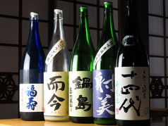 県産酒をはじめ日本酒が勢ぞろい