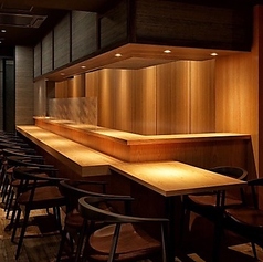 8名様まで利用可能なカウンター席がございます。シェフの調理風景を目の前で楽しめるカウンター席です。臨場感あふれる特別な空間で、お一人様やデートでのご利用もおすすめです。