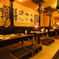 【お座敷4席×2】落ち着いた雰囲気の店内には、4人用テーブルが2つあり、家族や友人との食事に最適です。お洒落な小物が心を和ませ、会話が弾む温かな環境が魅力。美味しい料理と共に、心地よいひとときをここで楽しんでください★ぜひ訪れてみて！