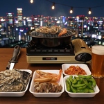 夜景が彩る開放的な空間で贅沢BBQ♪名物！広島産の牡蠣や海老、お肉など2時間食べ放題で楽しめます◎