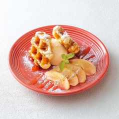 リンゴとバニラアイスのウィンターワッフル