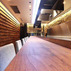 【駅から徒歩圏内/翌3:00まで営業】宗右衛門町の中心に位置しており、お集まりや解散にもスムーズな好立地となっております。深夜まで営業しているので、お仕事帰りや2軒目、3軒目利用にも大変便利です！夜遅くからでも本格的な鉄板焼きとお酒をゆっくりとお楽しみいただけます。