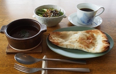 ひよこ豆とチキンのスパイスカレー（サラダ・ナン・ドリンク付）