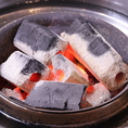 【炭火ならではの美味しさ】炭はガスなどと違って余分な水分が出ないため、食材が湿っぽくならず表面を焦がさずパリッと焼け、中までふっくらと柔らかく焼き上げます。