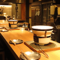 隣に並んで肉をつつけば、もう友達！