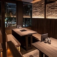 【テーブル席：2～4名×5卓】木材の質感を活かした温かみのあるテーブル席は、開放感がありながらも落ち着いて食事を楽しめる空間です。柔らかな照明が灯る中、友人同士の飲み会やカジュアルなデートにぜひご利用ください。広い席間隔で周囲を気にせず薬膳鍋を堪能できます。広々とした空間で楽しいひとときを。