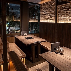 【テーブル席：2～4名×5卓】木材の質感を活かした温かみのあるテーブル席は、開放感がありながらも落ち着いて食事を楽しめる空間です。柔らかな照明が灯る中、友人同士の飲み会やカジュアルなデートにぜひご利用ください。広い席間隔で周囲を気にせず薬膳鍋を堪能できます。広々とした空間で楽しいひとときを。