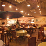 オープンキッチン＆ピザ窯が見えて臨場感たっぷりの店内