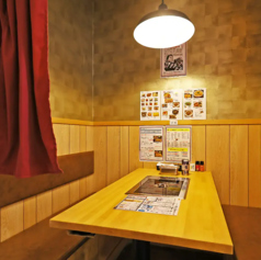 4名様掛けのテーブルを1卓ご用意しております。カーテンをしめれば、半個室的な空間となり、大切な人たちとプライベートシーンを満喫できます。