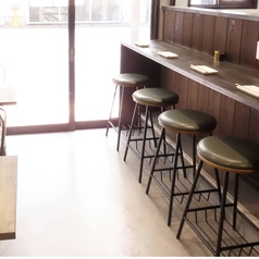 【一人で気軽に過ごしたい時に◎のんびりカウンター席】ちょっとしたサクのみの時や、一人で気楽に飲みたい時には断然カウンター席がオススメ！サッと座ってスッと焼き串が出る♪