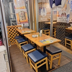 テラス席は2名席×1、4名席×2、最大8名までご利用できます。開放的な空間で大衆酒場ならではの雰囲気となっております◎冷暖房を完備しましたので夏も冬も快適となっております♪