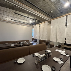 3階フロア！12名がけを3卓、6名がけを2卓ご用意。開放的な空間でありながら、ロールカーテンをおろせば周囲の視線が気にならない個室空間に早変わり！プライベートな空間に会話も弾みます♪貸切宴会はもちろん、仕事終わりのサク飲みやデートのご利用にも◎ご予算などもお気軽に相談にください♪