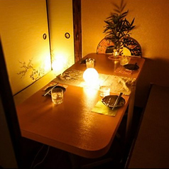 【2名様～完全個室◎】少人数から団体様までご利用頂ける当店はどんなシーンでもお使い頂ける個室席をご用意しております。こだわりのインテリアやお部屋を照らし出す、関節照明がゆったりとした時間を演出します♪