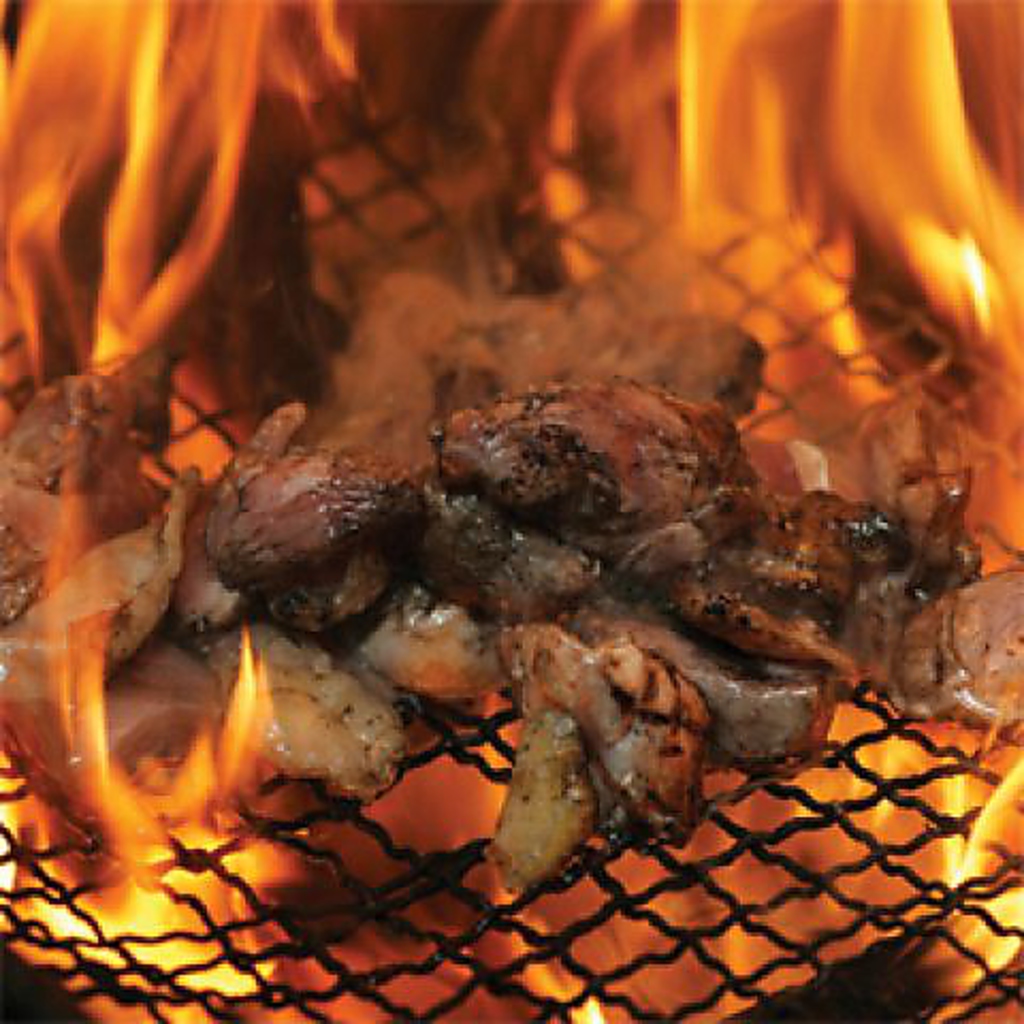 豪快に超強力な火力で炙る名物！赤鶏のもも炭火焼き！