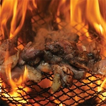 豪快に超強力な火力で炙る名物！赤鶏のもも炭火焼き！