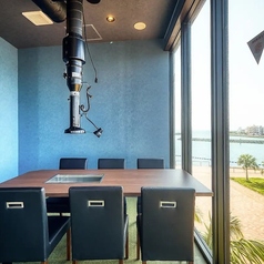 【店舗貸切：最大42名様】店内は自由に装飾OK！大切なイベントやお集まりに♪当店では、オープンエリア（20～30名様）と独立した窓際の個室（7～12名様）を組み合わせて、最大42名様までの貸切利用が可能です。両スペースを合わせた貸切で、人数やシーンに応じて柔軟にご利用いただけます。