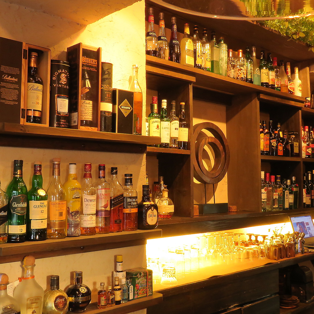 深夜はＢａｒ営業をしている当店は、ドリンクの種類が豊富。女性に人気のカクテルも多数ご用意♪