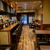 活気ある店内は、会社宴会や友人同士の集まりにぴったり。名物とりかわをはじめ、焼鳥や逸品料理を囲んで賑やかなひとときをお楽しみいただけます。気軽に利用しやすい空間で、人数に合わせた席配置も可能。天文館エリアで宴会をするなら外せない一軒です。