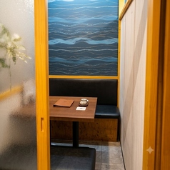 2名様からご案内させていただきます。気の知れた仲間との飲み会や会社の宴会、打ち上げなど幅広いシーンにご利用いただいております!お席のご要望やご質問などございましたらお気軽にお電話でお問い合わせくださいませ。(有楽町 居酒屋 和食 地鶏 焼き鳥 飲み放題 宴会 接待 女子会 誕生日 記念日 完全個室)