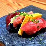 様々な握りや天然マグロなど新鮮な海鮮を