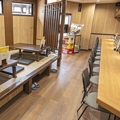 店内には、おひとり様でも気軽に座れるカウンター席が10席。駅から近く、仕事帰りにもふらっと立ち寄りやすいのが魅力です。炭焼きの香ばしい香りが広がる落ち着く雰囲気で、気取らずゆっくり食事とお酒を楽しめます。初めての方でも居心地よく過ごせるカウンター席です。