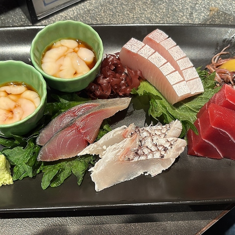 名物お造り盛り合わせ。飲み放題とセットでお得に！