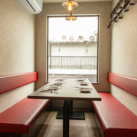 【周りに気兼ねすることなく楽しめる半個室席を完備】