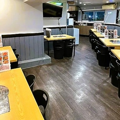 店内は最大36名までの貸切利用に対応しており、会社の打ち上げや気の合う仲間との集まりにぴったり。席のレイアウト変更も相談可能で、人数や用途に合わせて柔軟に対応してもらえるのが魅力です。焼肉や鍋を囲んで、気兼ねなく過ごせるプライベートな空間として人気です。