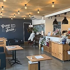 広々とした「6名掛けテーブル席」が2卓ございます。ご家族でのランチや、ママ友会など、少人数での集まりに最適です。ゆったりと座れるソファー席もあり、木の温もりに包まれた空間で、周りを気にせず会話を楽しんでいただけます。ネット予約で「席のみのご予約」も可能ですので、お気軽にご利用ください。