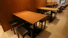 テーブル席は、同僚との仕事終わりやカジュアルな食事にぴったり。明るく活気ある店内で、こだわりの焼鳥やお酒を存分にお楽しみください。居心地の良さを追求した空間で、会話を楽しみながら、一日の疲れを癒すひとときをご提供します。