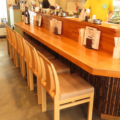温かみのある木目を基調としたカウンター席は、全部で8席ご用意しております。落ち着いた風情が漂う空間は、お仕事帰りの一杯や少人数での気軽なご利用にぴったりです。目の前で繰り広げられる調理の風景を五感で楽しみながら、日常の喧騒を離れてゆったりと流れる大人の贅沢な時間を、心ゆくまで存分にご堪能ください。