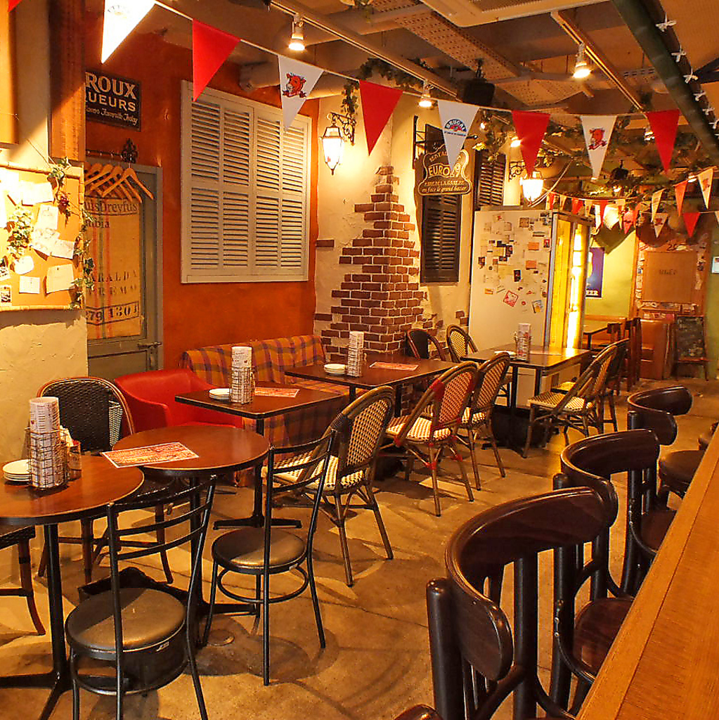 扉を開けるとまるでヨーロッパの裏路地に迷い込んだよう…。入っただけで心が高揚する非日常的空間。