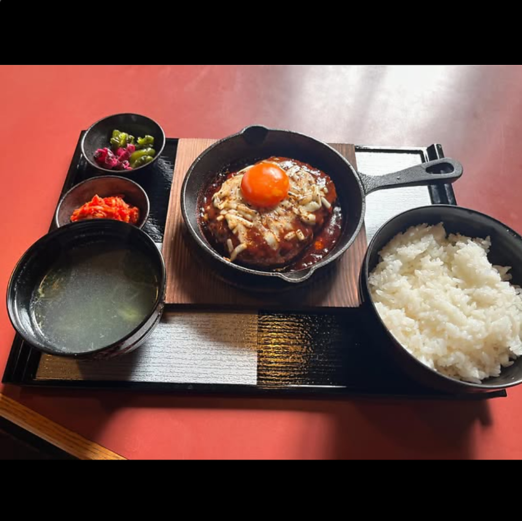 ジューシーハンバーグととろける焦がしチーズの絶妙なコンビネーションを楽しめるなどメニューが豊富