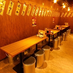 木の温もりあふれる、落ち着いた雰囲気の店内。ゆったり座れるテーブル席で、くつろぎのひとときをお過ごしください!
